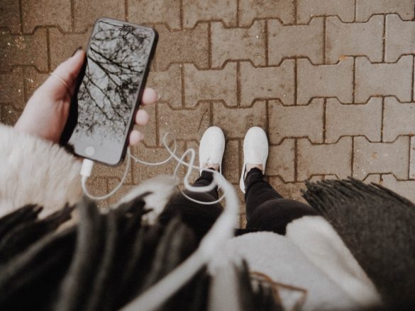 Kobieta z telefonem i słuchawkami